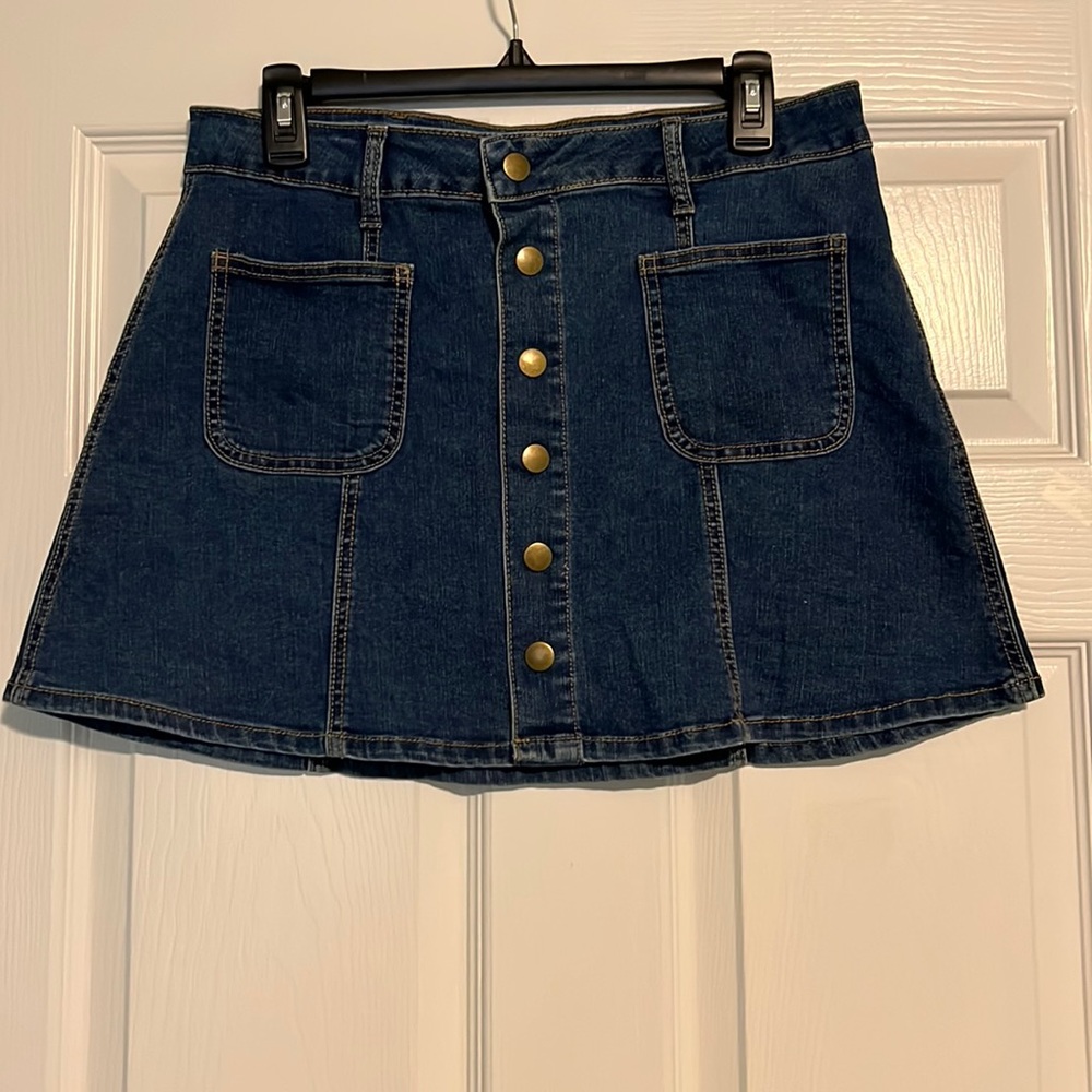 Cute jean Altar’d State mini skirt.  Snaps to open. Size M